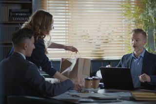 M jak miłość, odcinek 1855: Kamil (Marcin Bosak), Sylwia (Hanna Turnau), Andrzej Budzyński (Krystian Wieczorek)