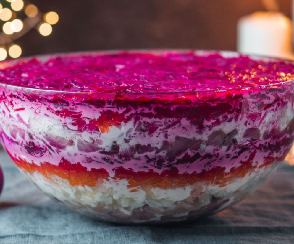 Sałatka szuba – kultowy śledź pod pierzynką z buraczkami i marchewką. Przepis, który zawsze się udaje!