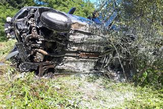 O krok od tragedii w Naszacowicach. Opel uderzył w latarnię i zatrzymał się na skarpie