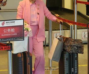 Anna Mucha z rodziną na lotnisku