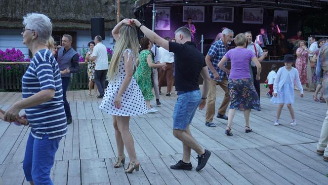 Sielanka na parkiecie w Muzeum Wsi Lubelskiej pod gołym niebem! Za nami kolejna potańcówka w rytmie miejskiego folkloru z Warszawy i Lwowa