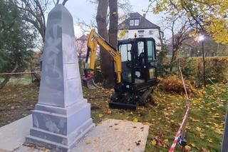 Usuwanie sowieckiego pomnika w Bobolicach