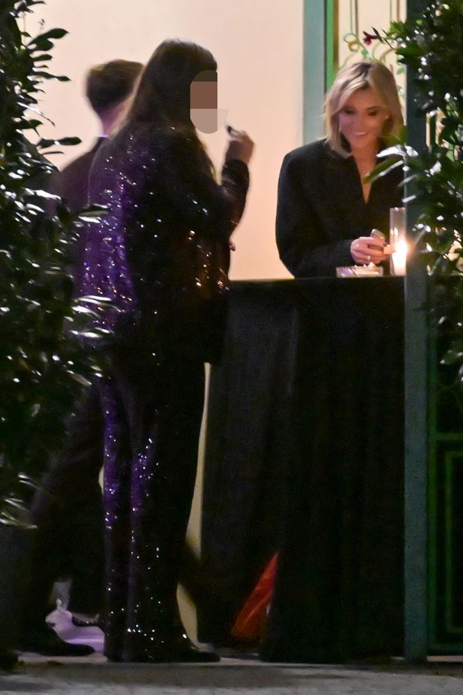 Anna Lewandowska w nocy pali elektryczne papierosy