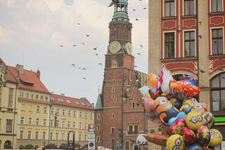 Rynek we Wrocławiu. Turyści, gołębie i balony [ZDJĘCIE]