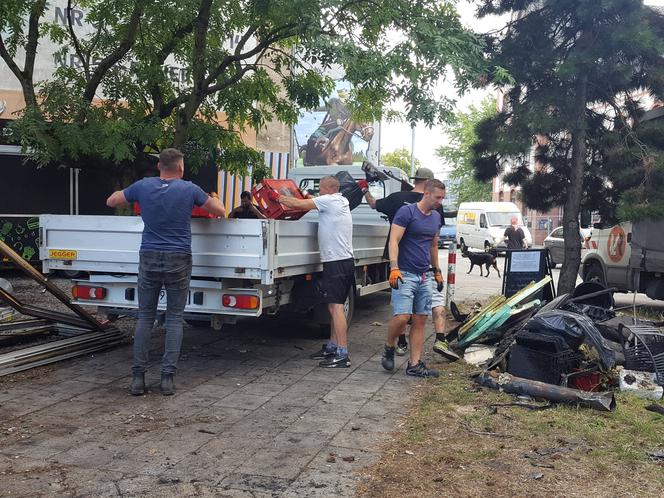 Wielkie straty i sprzątanie po pożarze restauracji Pastrami Summer w Lesznie