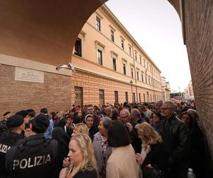 Dziesiątki tysięcy wiernych w Watykanie. Ogromna kolejka do trumny papieża