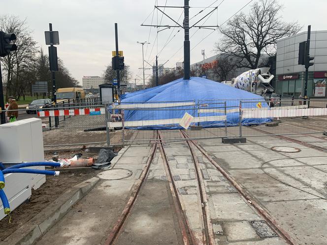 Ogromny namiot na torowisku w centrum Torunia. Chroni przed niepogodą