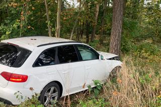 Audi A4 Avant rozbite na drzewie