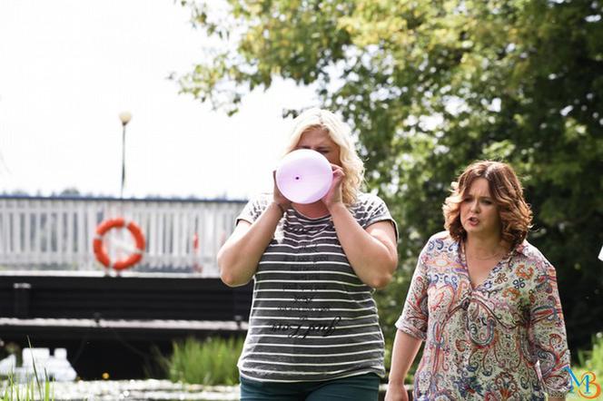 2XL odcinek 6. Agata Dec (Elżbieta Romanowska), Laura Zabawska (Edyta Jungowska)