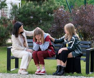 M jak miłość odc. 1885. Sara (Nadia Smyczek), Lenka (Olga Cybińska), Kinga (Katarzyna Cichopek)