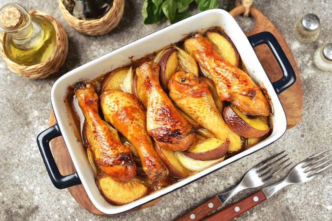 Pałki kurczaka z jabłkami i cebulą: przepis na pieczone podudzia
