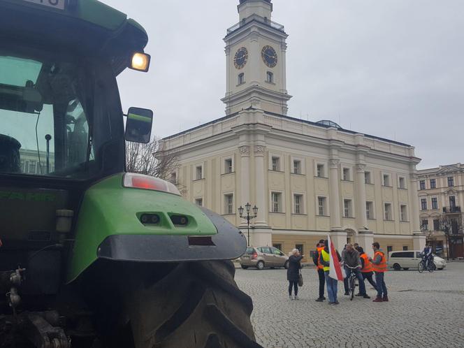 Rolnicy z traktorami na rynku w Lesznie. Tłumaczą mieszkańcom powody swoich protestów