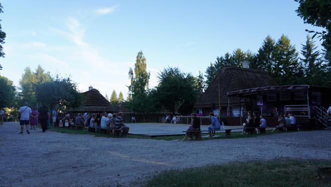 Sielanka na parkiecie w Muzeum Wsi Lubelskiej pod gołym niebem! Za nami kolejna potańcówka w rytmie miejskiego folkloru z Warszawy i Lwowa