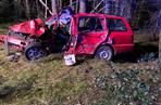 Zawady. Tragiczny wypadek w gminie Janowo. Auto roztrzaskane, kierowca nie żyje [ZDJĘCIA]