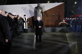 Jarosław Kaczyński odsłonił pomnik brata w Lublinie. „Zginął w zamachu smoleńskim”