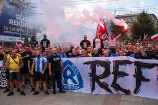 Tłumy manifestantów przeszły przez Polskę na protestach Stop migracji. Wśród nich było mnóstwo kibiców