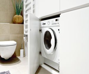 Z twojej pralki brzydko pachnie? Winny jest filtr! Jak go wyczyścić? Instrukcja