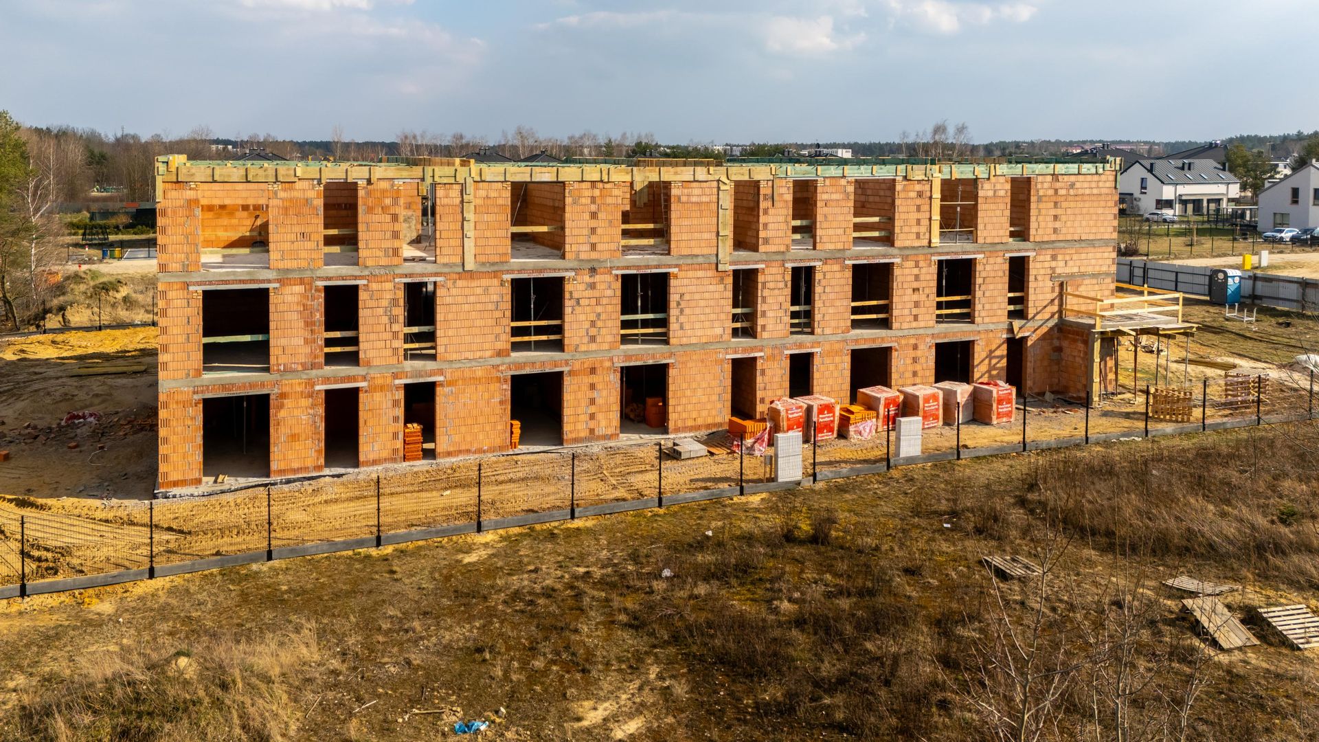 Kontrowersyjna budowa domu jednorodzinnego w Wieliszewie