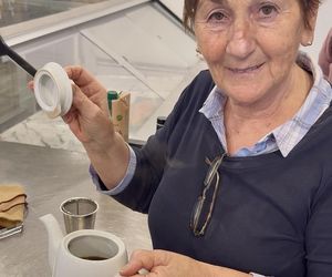 Marry Ann przygotowuje kawę po maltańsku