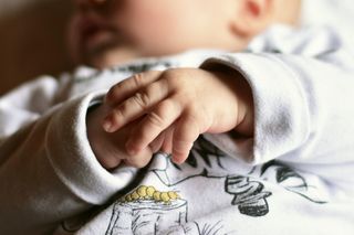 Dramat w Sopocie. Kompletnie pijana matka wypuściła niemowlę z rąk. Dziecko uderzyło o ziemię