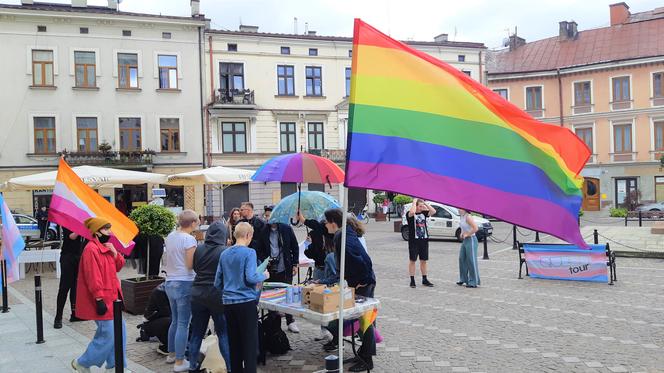 Tęczowa flaga znów dzieli. Władze Tarnowa skrytykowane za kampanię „LGBT+ja” [ZDJĘCIA]