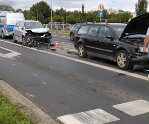 Kolizja trzech aut na głównej trasie w Lesznie