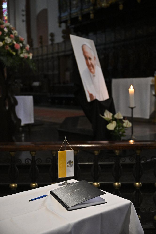 Warszawa żegna papieża Franciszka. Poruszające wpisy w Archikatedrze