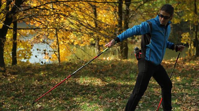 Nordic walking ćwiczenie 3: nauka chwytu w połączeniu z wymachem ramion