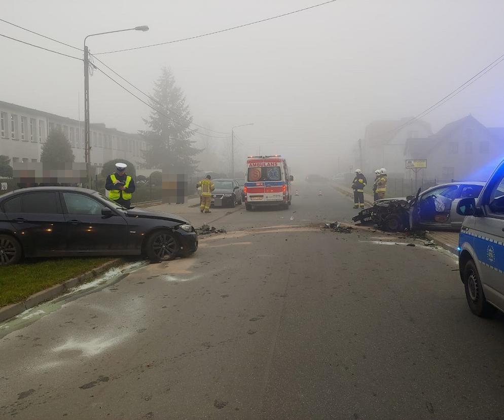 Czołowe zderzenie dwóch osobówek w Sadkach! 23-letni kierowca zasłabł za kółkiem