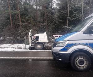 Wypadek na S7 w Barczy koło Kielc. Samochód ciężarowy wypadł z jezdni