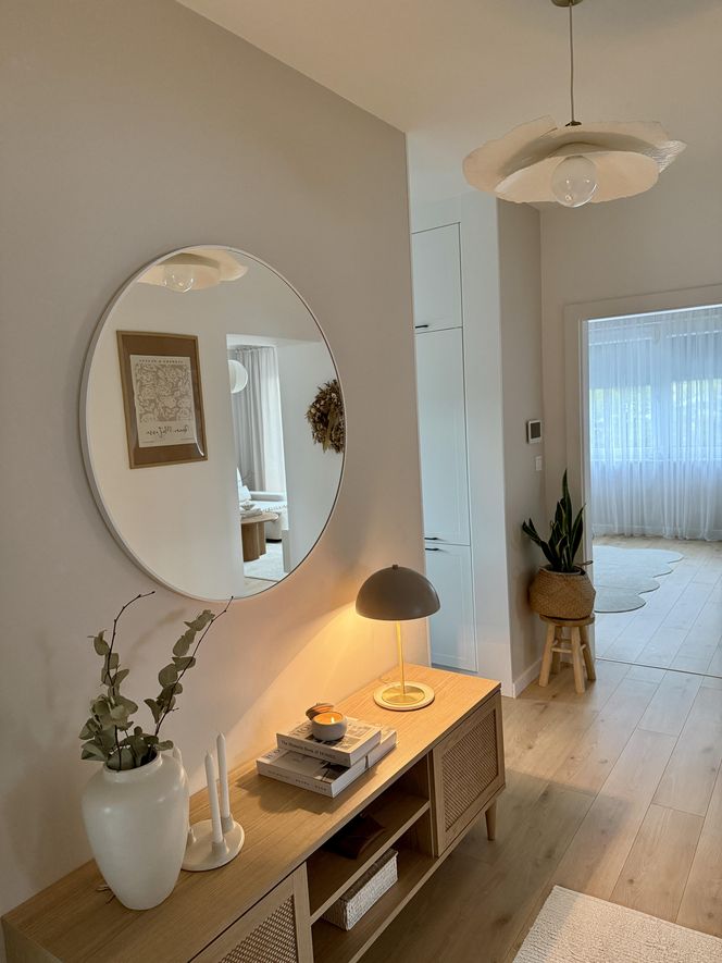 Metamorfoza przedpokoju w domu z lat 90.