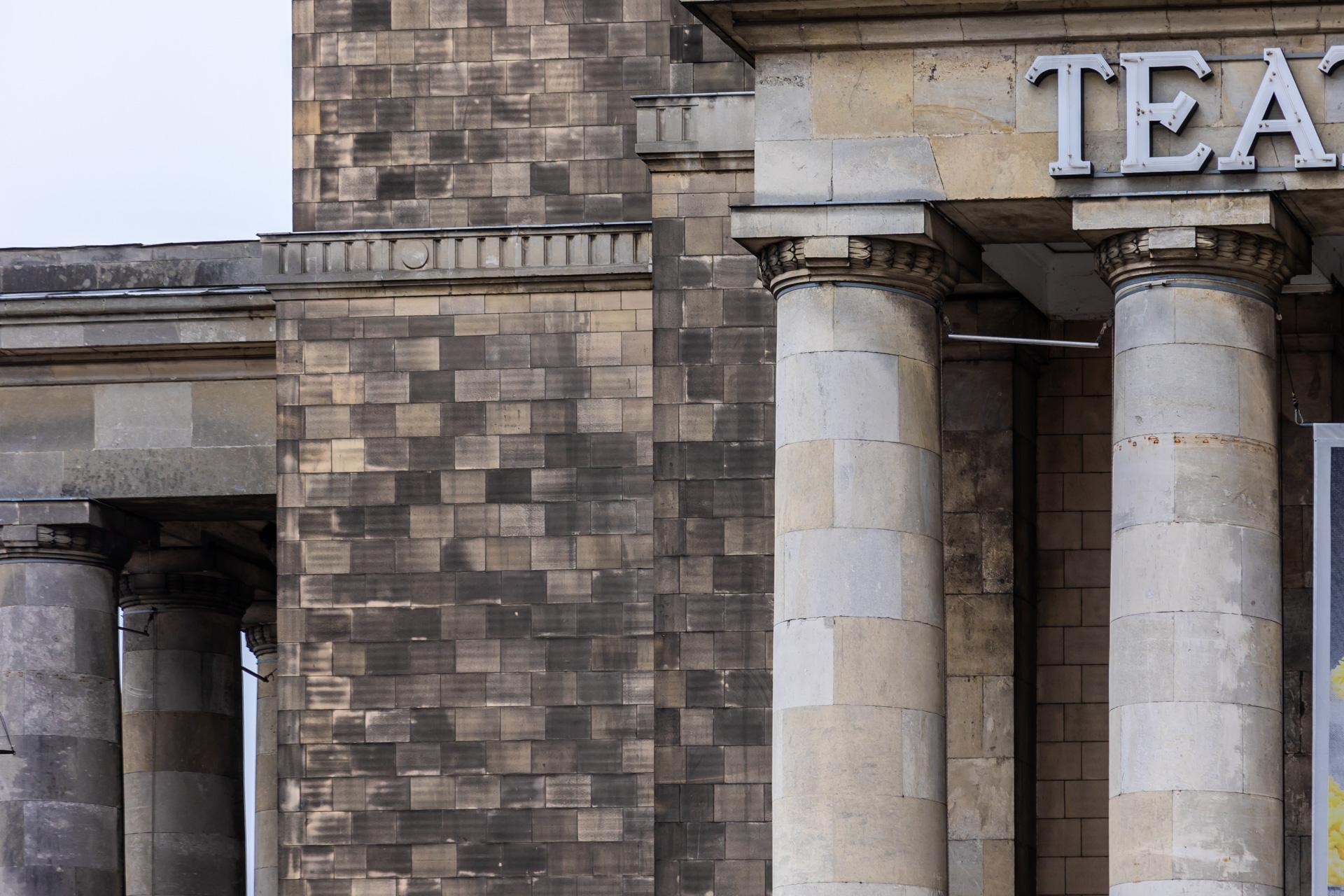 Zobacz najbrudniejsze warszawskie budynki - zdjęcia. Wypiękniałyby, gdyby je umyć