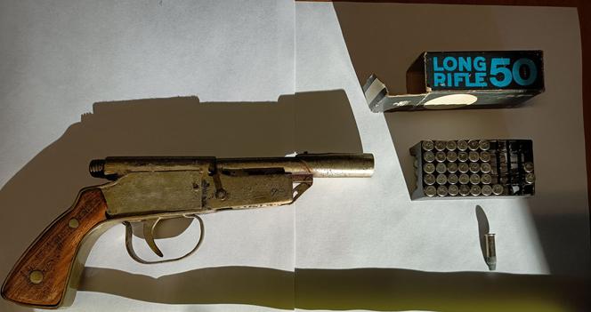 Broń i naboje znalezione w budynku gospodarczym w Wojniczu
