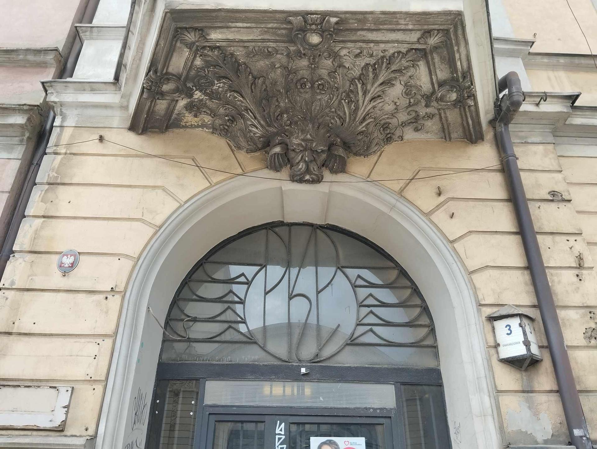 Wejście do kamienicy Dworcowa 3