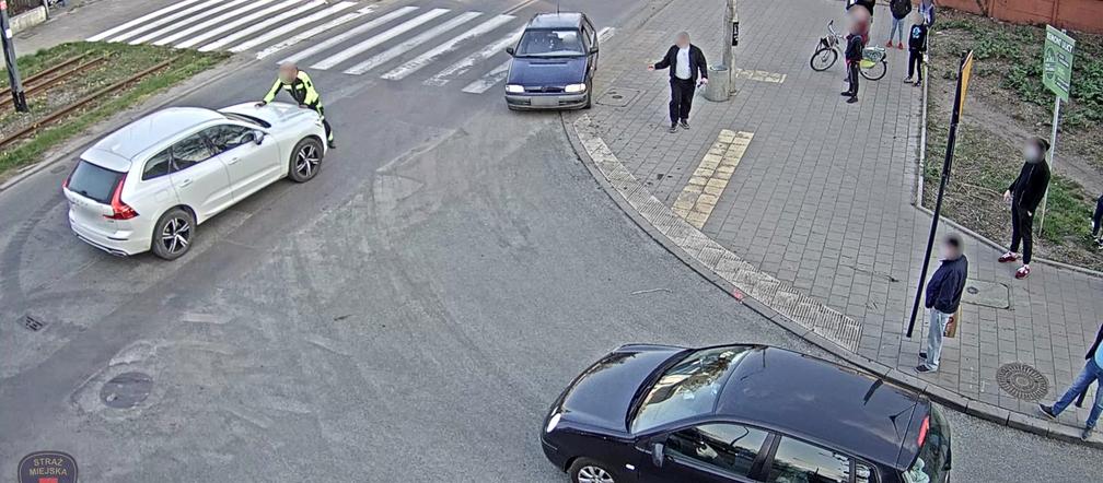 Pijany Biegał Po Ulicy W Centrum Łodzi I Kopał Przejeżdżające Samochody Interweniowali