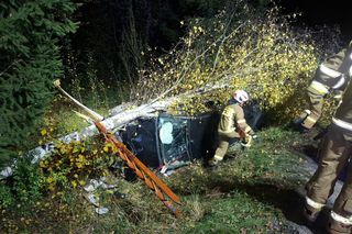 Auto wbiło się w przydrożne drzewo. Strażacy wycinali szybę