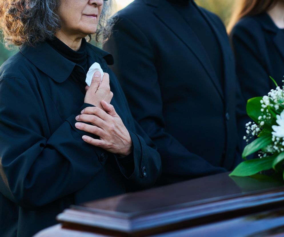 Czego nie mówić osobie w żałobie? Lista słów, które ranią zamiast pomóc