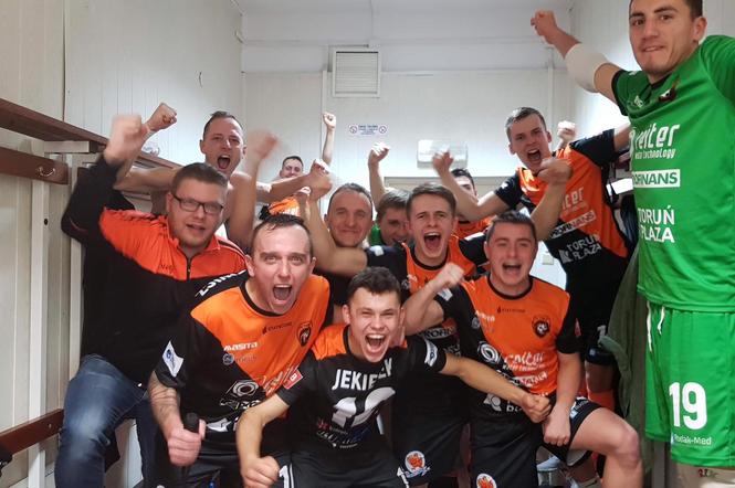Piłkarze FC Toruń pokonali na wyjeździe Clearex Chorzów 3:2! Ogromna radość w szatni