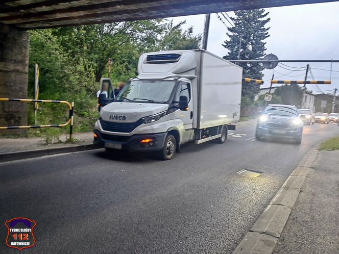 Kierowca dostawczaka utknął pod "wiaduktem głupców" w Tychach