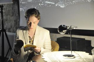Maciej Rodak, laureat tegorocznej edycji konkursu, czyta swoją książkę 