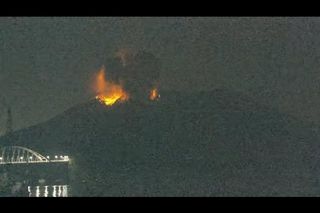 Wielki wybuch wulkanu! Słup dymu na 4 kilometry, władze ostrzegają