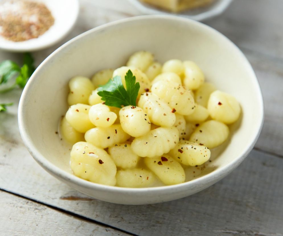 Gnocchi cacio e pepe zaskakują swoją prostotą. Wystarczy 5 składników