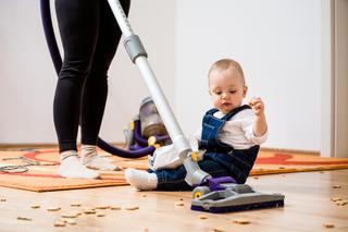 Sprzątanie przy niemowlaku - jak ogarniać dom i dziecko jednocześnie?