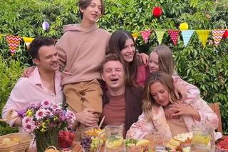 Barwy szczęścia. Marysia (Nina Szumowska),Hubert (Marek Molak), Asia (Anna Gzyra), Emil (Artem Malaszczuk), Agata (Natalia Zambrzycka), Ignacy Kieliszewski (Olaf Staszkiewicz)