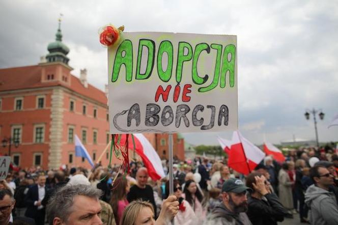 Narodowy Marsz Życia przez Warszawę. Organizatorzy mówią, że idą w obronie „poczętych dzieci zagrożonych aborcją”