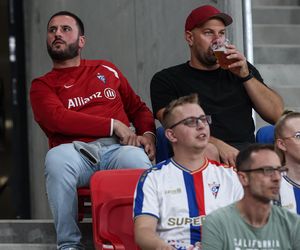 Górnik Zabrze - Termalica Nieciecza. Niesamowita atmosfera na Arenie Zabrze! Kibice Górnika dopingują swoją drużynę