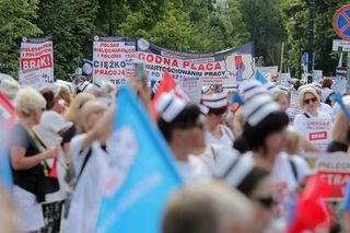 Protest pielęgniarek i położnych w Warszawie. Biją na alarm