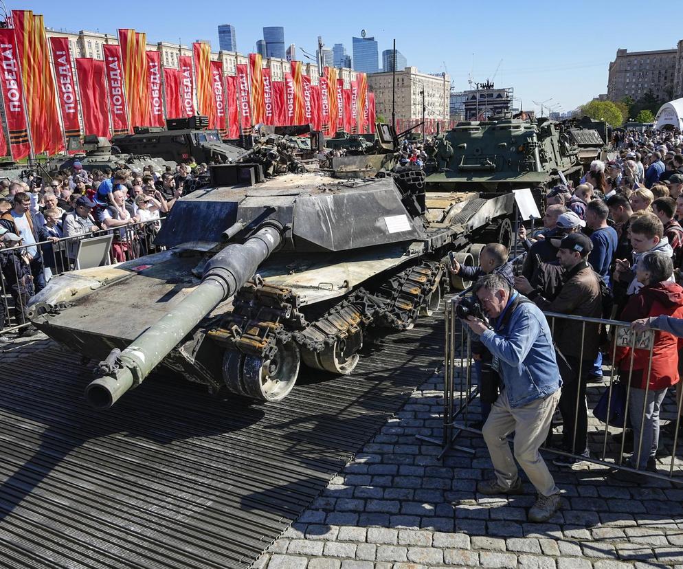 Rosjanie nie mają litości. Specjalnie niszczą czołg Leopard 2 i Abrams w Moskwie. Chcą upokorzyć Zachód