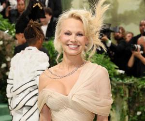 Seksbomba lat 90. nadal zachwyca? Pamela Anderson bez makijażu na czerwonym dywanie