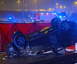 Matka nie żyje, w aucie dzieci. Śmiertelne dachowanie w Warszawie
